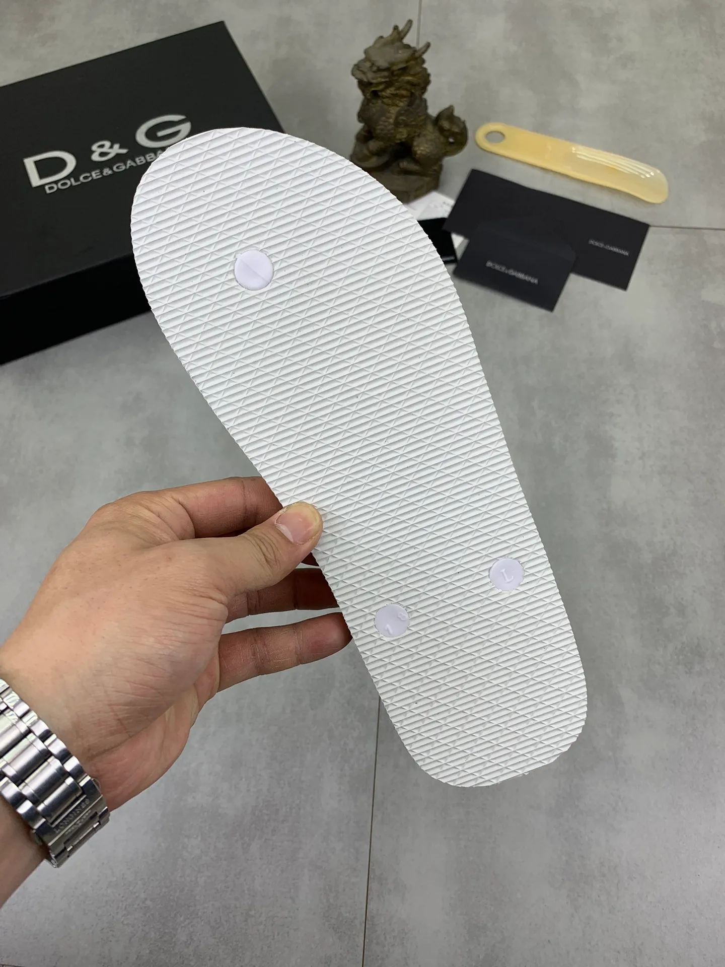 Men's Men's Shoes💰P220💰[New Style]🆘[DG]Official Website Couple🧑‍🤝‍🧑Hot-selling Dolce & Gabbana Men's Flip-Flops are on sale at the counter simultaneously! Original fabric imported from Italy. Original bottom provided by the original factory. Size: Adult 36-45. Children’s size: 30-37. Multiple colors available.